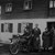 historische Fotografie einer Familie vor dem Hof "Beim Schelshorn"