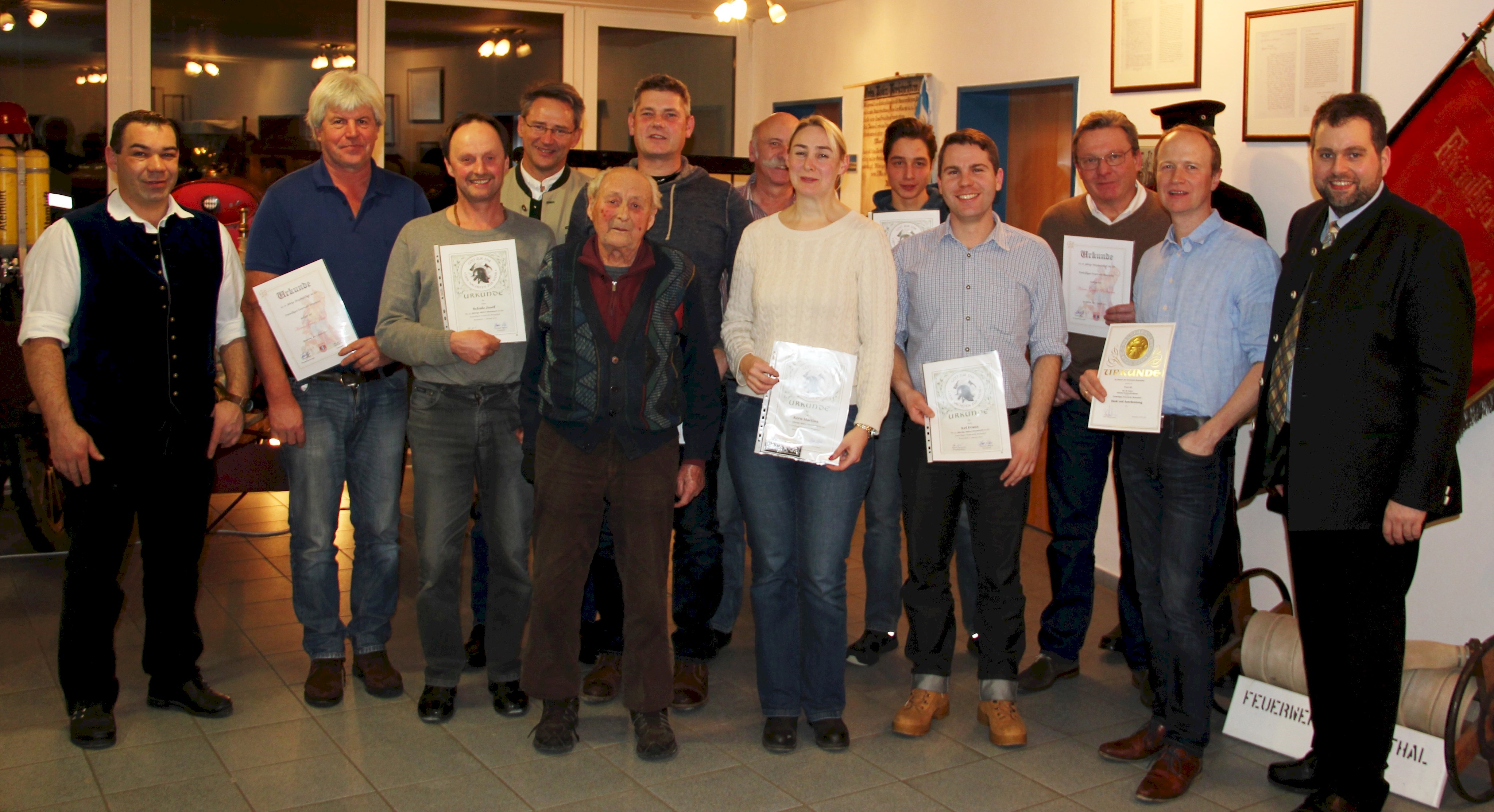 v.l.: Kommandant Klaus Sprenzel, Franz Fürst (40 Jahre), Josef Schulz (35 Jahre), Bürgermeister Stefan Kern, Nikolaus Wernberger (70 Jahre), Michael Peßl (35 Jahre), Udo Schmitt (10 Jahre), Martina Kern (20 Jahre), Thomas Hartl (Beförderung zum Feuerwehrmann), Benjamin Sass (20 Jahre), Günter Bielmeier (20 Jahre), Franz Erl (25 Jahre), Thomas Mayer, Vorstand Leider haben wir keinen Alternativtext zu diesem Bild, aber wir arbeiten daran.