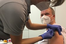 Erhielt seine fällige Booster-Impfung mit dem Impfstoff von Moderna: Landrat Christoph Göbel im frisch wiedereröffneten Impfzentrum in Oberhaching.