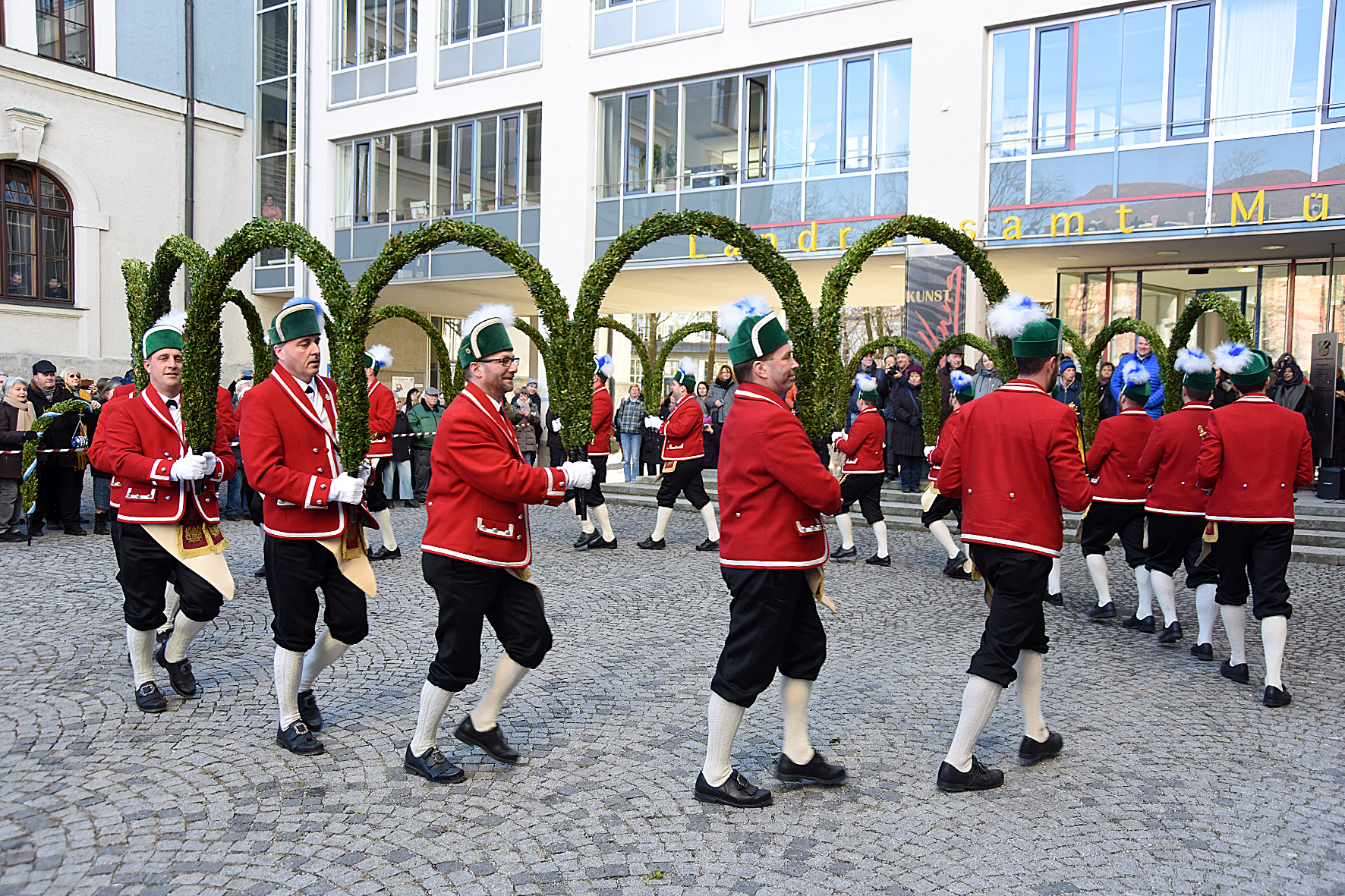 Die Schäffler tanzen vor dem Landratsamt  