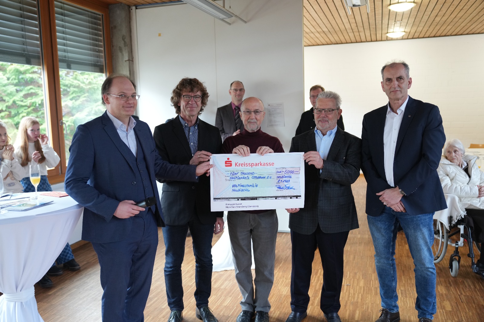Vier Herren bei Übergabe von Spendenscheck
