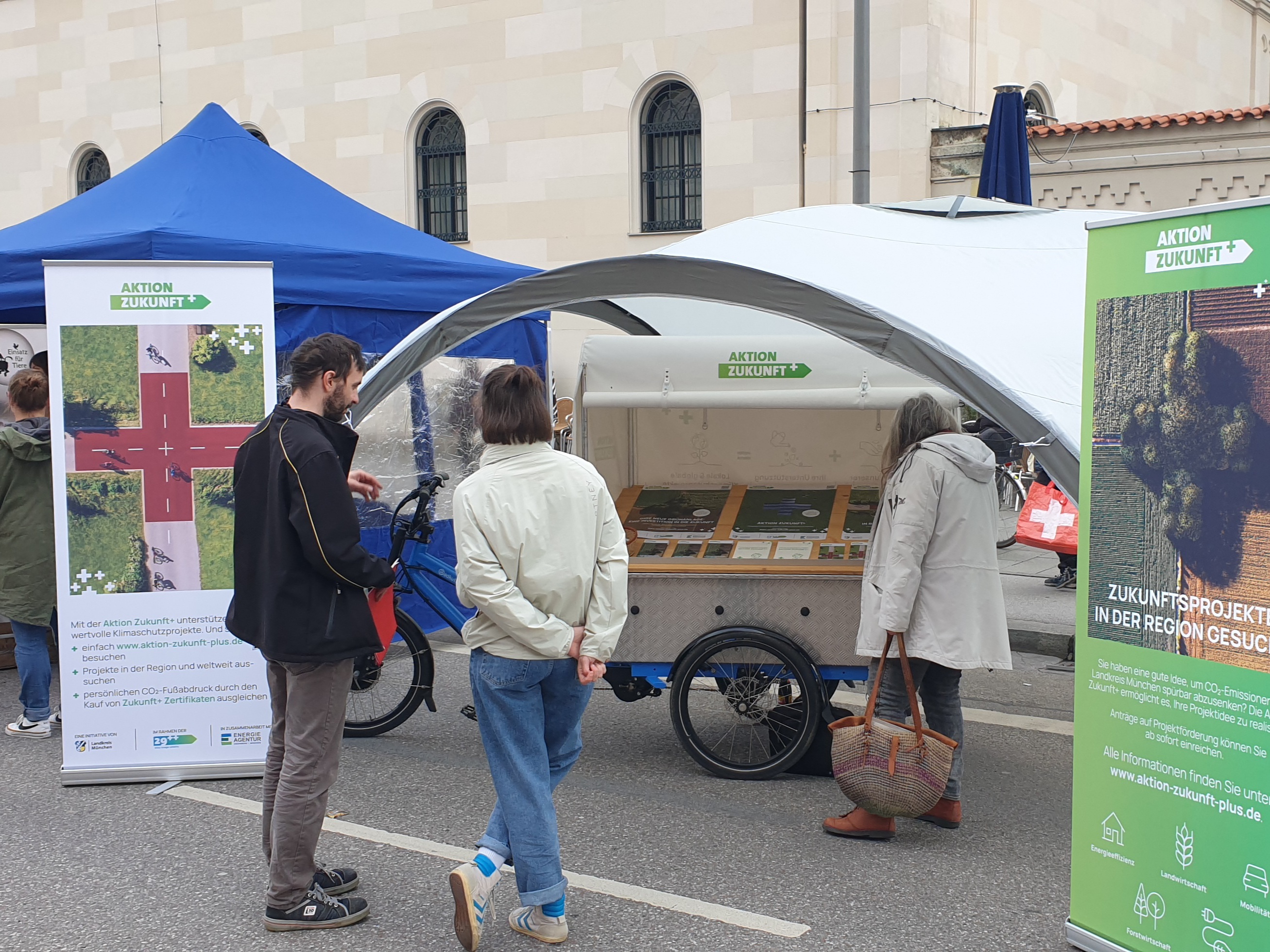 Auch auf dem Zamanand-Festival/Corso Leopold warben die Organisatoren für das Spenden-Crowdfunding für den Klimaschutz über die Aktion Zukunft+.