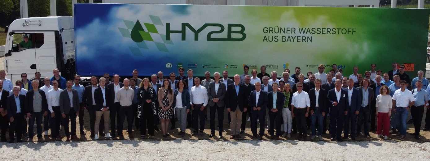 Gruppenfoto vor LKW