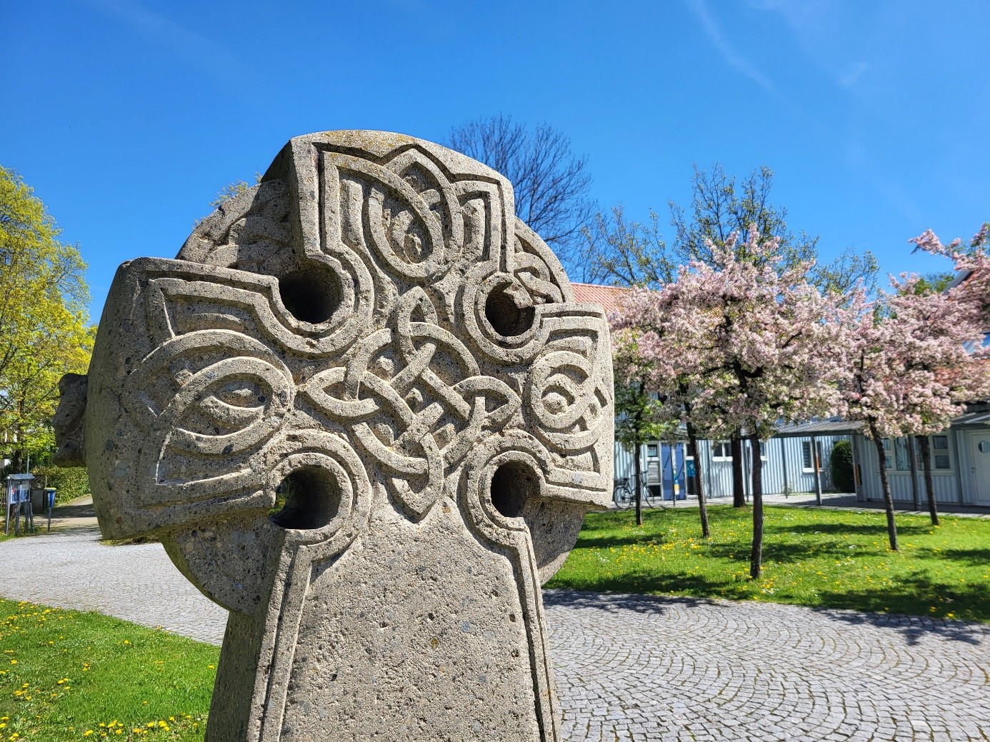 Steinkreuz im Hof des Pfarrheims Höhenkirchen