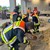Kameraden der Feuerwehr Hofolding beim Befüllen von Sandsäcken