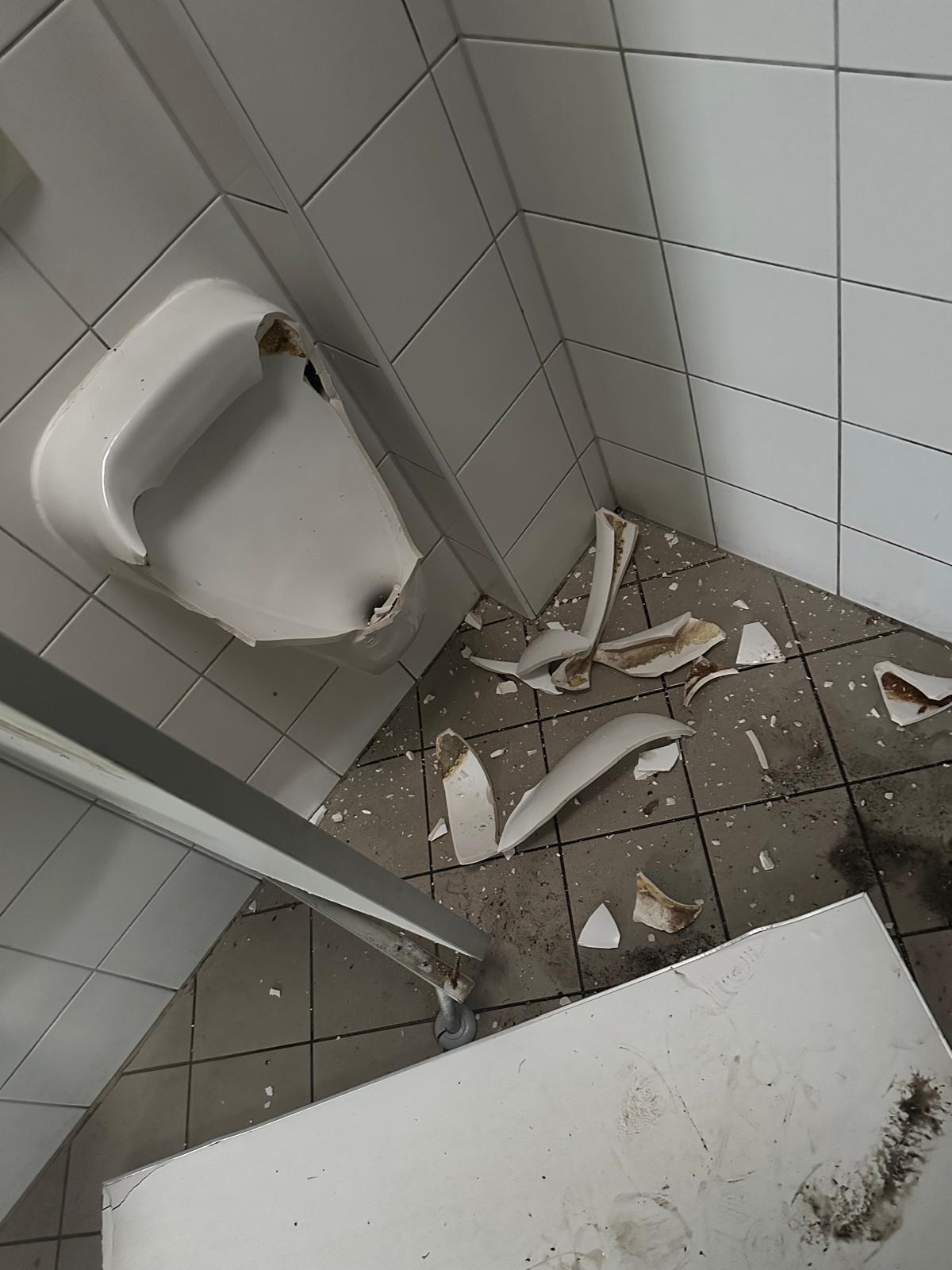 zerstörte Toillette