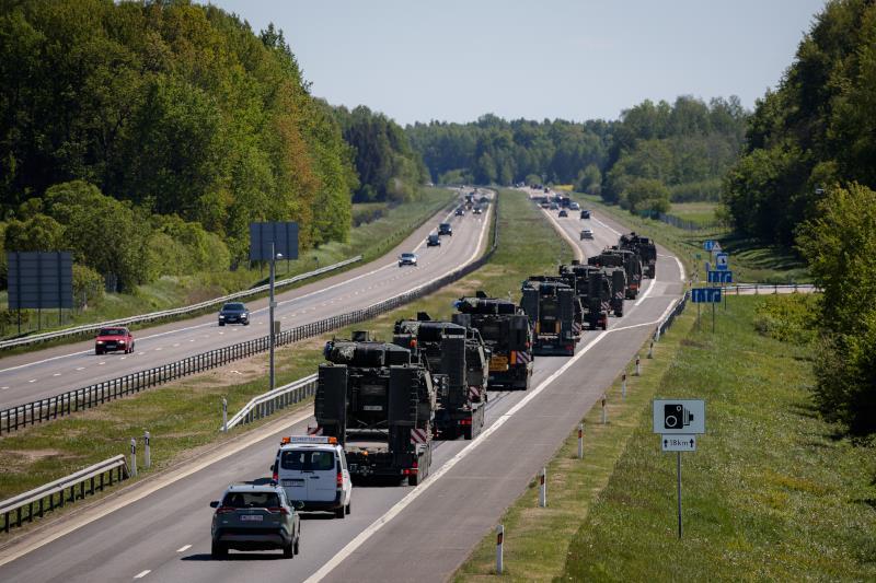 Militärkonvoi auf Autobahn