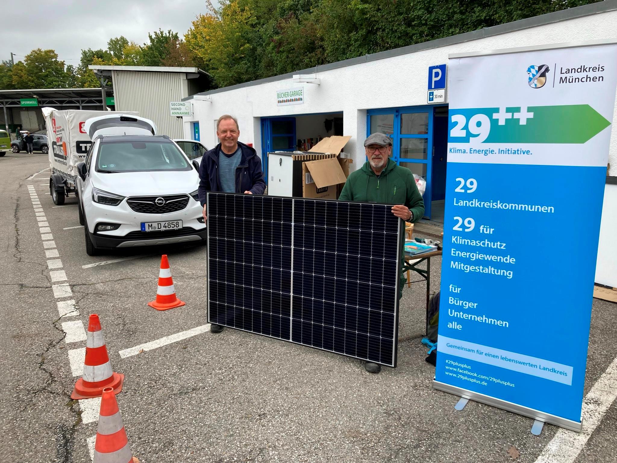 Ausgabe Paneele Die bestellten Solarmodule wurden unter anderem am Wertstoffhof Haar ausgegeben.