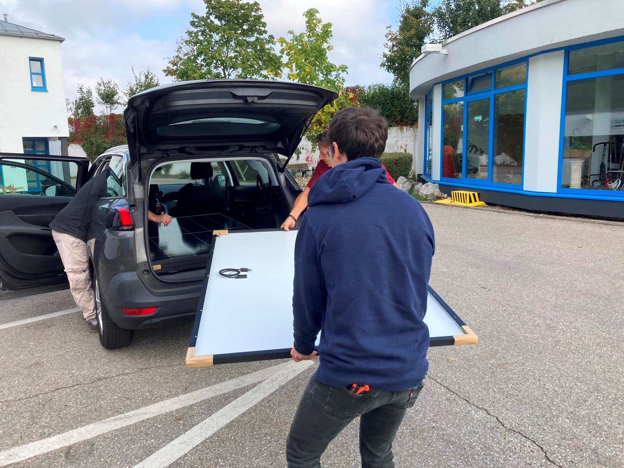 Solaranlage Auto Millimeterarbeit war gefragt beim Einladen der Solarpaneele in die Autos der künftigen Stromerzeugerinnen und -erzeuger.